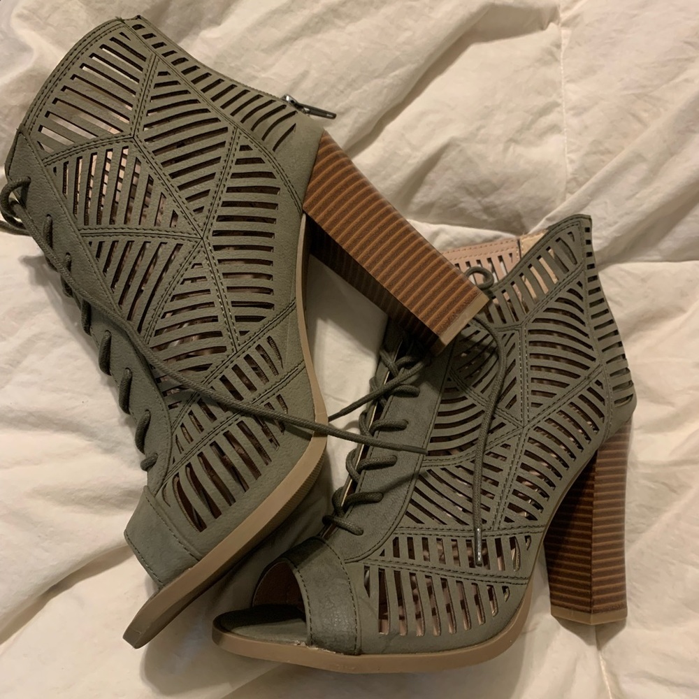 Lace up pumps